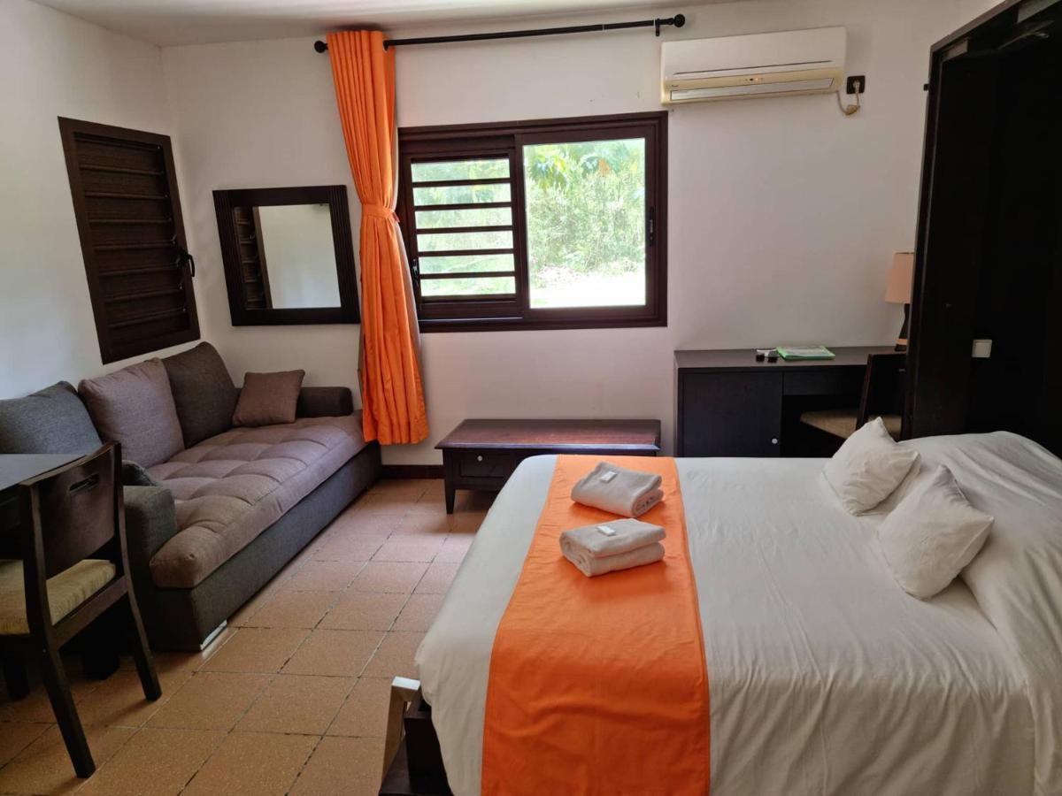 Hotel Oasis De Kiamu Лифу Екстериор снимка